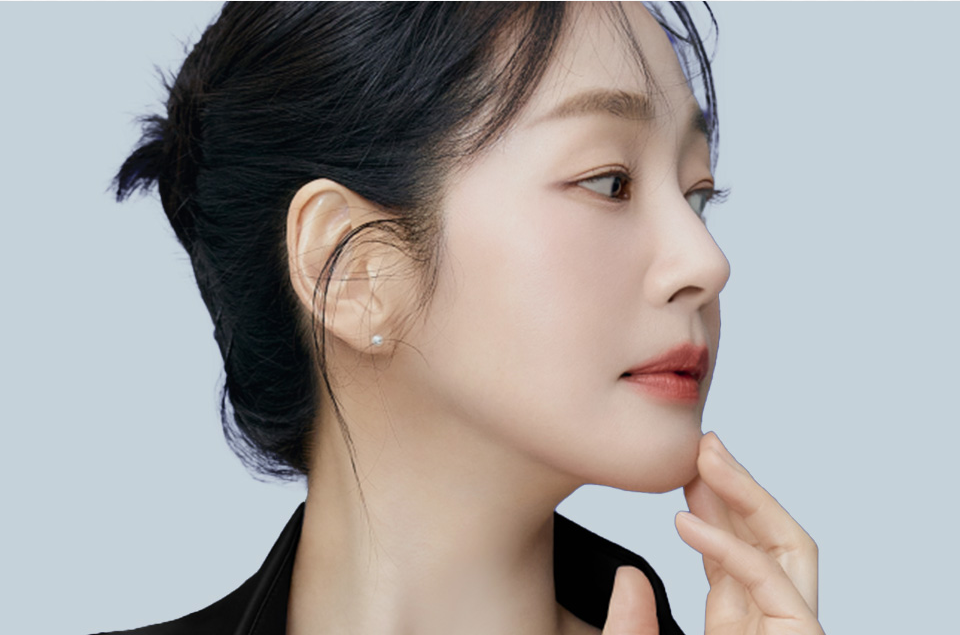 깨끗하고 맑은 피부를 가진 여성 이미지