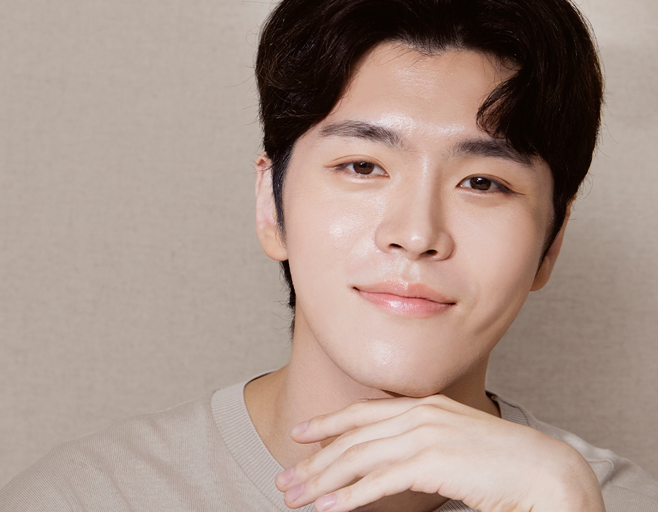 깨끗하고 맑은 피부를 가진 남성 이미지